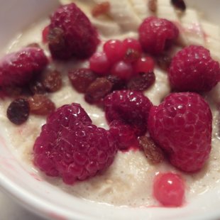 Berry Banana Oats Bowl