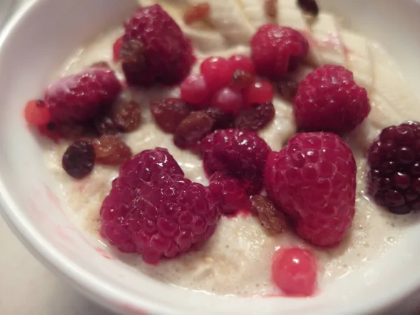 Berry Banana Oats Bowl